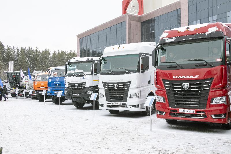 Автомобили КАМАЗ на выставке достижений предприятий города
