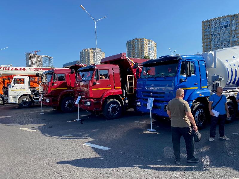 Автотехника КАМАЗ на профессиональном празднике строителей