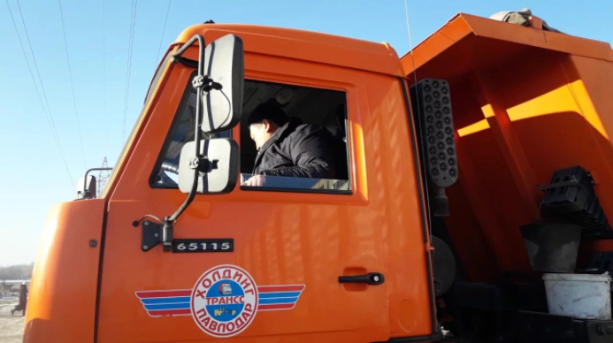 Аким Павлодарской области сел за руль КамАЗа