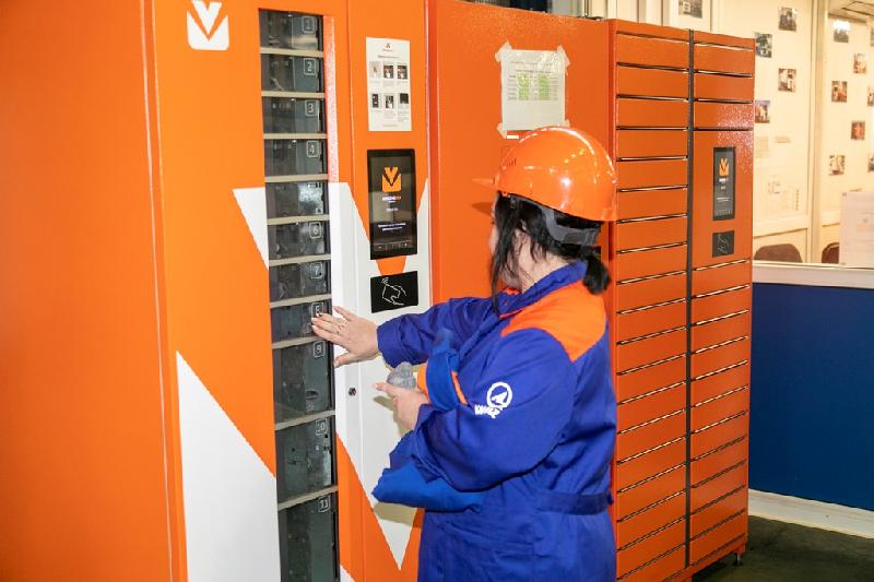 На «КАМАЗе» протестировали вендинговые аппараты со спецодеждой